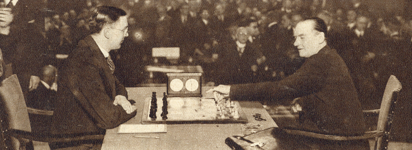 99569 Afbeelding van dr. Max Euwe en Aleksandr Aljechin tijdens de 7e partij van de schaakwedstrijd om het ...